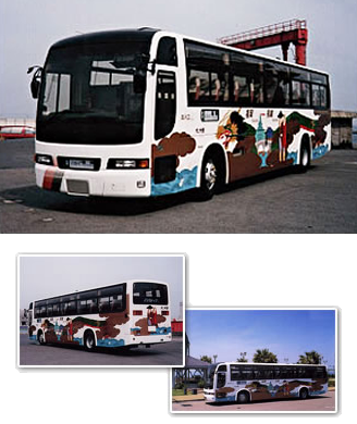 サンクス30バス・福岡「龍踊り（じゃおどり）」デザインのラッピングバス